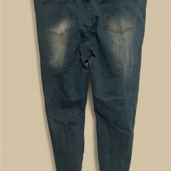 Full Figure Distressed Jeans NWOT - Picture 2 of 4